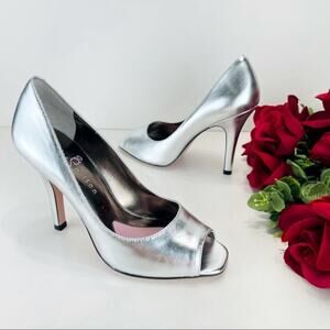 Paris Hilton Glitzy Stiletto Pump Size 6.5 Silver Metallic Leather Peep Toe New